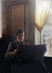 Mladý muž čte ranní noviny, Francie od Unknown photographer