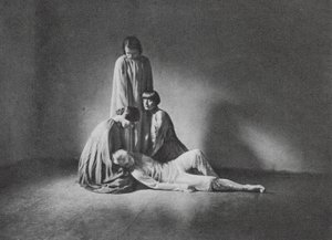 Skupinový tanec ve Wigmanově škole (čb fotografie) od Ursula Richter