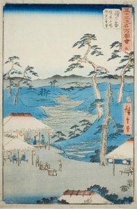 Hodogaya: Pohled do dálky na pohoří Kamakura z Rest House u hraničního stromu (Hodogaya, Kyoboku tateba Kamakura yama enbo), č. 5 ze série „Slavné památky padesáti tří stanic (Gojusan tsugi meisho zue)“, známé také jako Verti od Utagawa Hiroshige