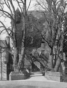 Padací most, hrad Cawdor, Skotsko, 1924-1926