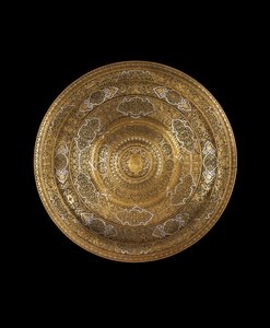 Miska z rytého bronzu z vysokého cínu vykládaná stříbrem, uprostřed erb, 1530-c.1550