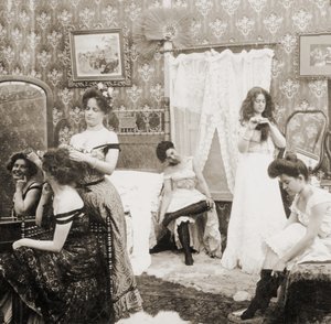 "Oblékání na ples", asi 1900 (sépiová fotografie) (viz také 473245) od Vermont, USA H.C. White Company