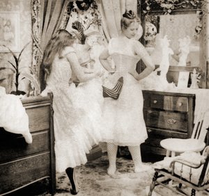 Stereoskopická karta „Reducing the Surplus“ zobrazující mladou ženu šněrovanou do korzetu, cca 1900 (sépiová fotografie) (viz také 473247) od Vermont, USA H.C. White Company