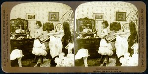 Stereoskopická karta zobrazující ženu sešněrovanou do korzetu, cca 1900 (sépiová fotografie) (viz také 473244) od Vermont, USA H.C. White Company