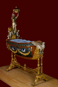 Kolébka císařského prince Evžena Ludvíka Josefa (1856-1879), syna Napoleona III. vyrobená ze stříbra, smaltu, bronzu a dřeva architektem Victorem Balardem podle modelu kolébky římského krále. 1856 Paříž, Musee Carnavalet