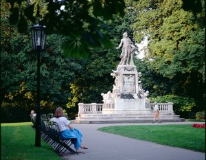 Pomník Mozarta, postavený 1896, Burggarten (foto) od Victor Tilgner