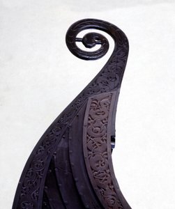 Příďová postava pohřebního drakkaru (Vikingské lodi) z Osebergu, pocházející z 9. století. Muzeum Oslo Bygdoy.