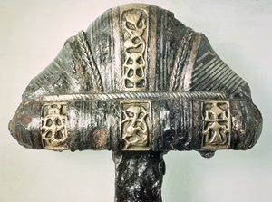 Detail jílce meče s raženou výzdobou (mosaz a železo) od Viking
