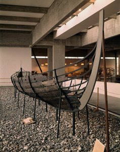 Vikingská loď (drakkar nebo Langskip) nalezená ve fjordu Roskilde, Dánsko, kolem roku 1030 (dub, borovice, jasan a olše)