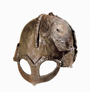 vikingská helma Gjermundbu, nalezená v Ringerike, Norsko