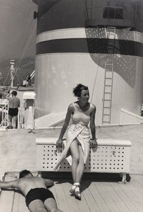 Pár na palubě výletní lodi "Oceania", z alba "At the Edge of Oceania 28th July to 10th August 1935". od Vincenzo Balocchi