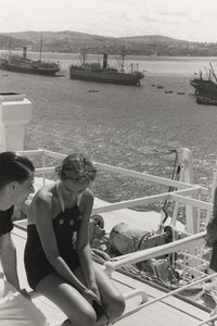 Pár na palubě výletní lodi "Oceania", z alba "At the Edge of Oceania 28th July to 10th August 1935". od Vincenzo Balocchi