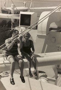 Pár na palubě výletní lodi "Oceania", z alba "At the Edge of Oceania 28th July to 10th August 1935".