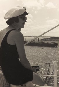 Pár na palubě výletní lodi "Oceania", z alba "At the Edge of Oceania 28th July to 10th August 1935".
