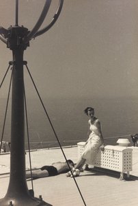Pár na palubě výletní lodi "Oceania", z alba "At the Edge of Oceania 28th July to 10th August 1935".