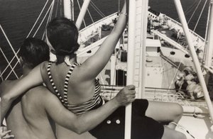 Pár na palubě výletní lodi "Oceania", z alba "At the Edge of Oceania 28th July to 10th August 1935". od Vincenzo Balocchi