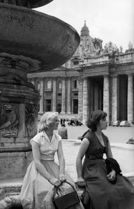 Cizinci v Římě, asi 1960 (želatinový stříbrný tisk)