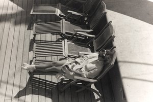 Cestující na palubě výletní lodi "Oceania", z alba "At the Edge of Oceania 28th July to 10th August 1935".