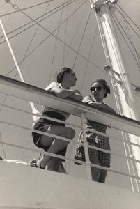 Cestující na palubě výletní lodi "Oceania", z alba "At the Edge of Oceania 28th July to 10th August 1935". od Vincenzo Balocchi