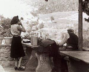 Lidé během pikniku, asi 1955-60 (čb fotografie) od Vincenzo Balocchi