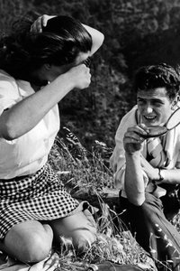 Portrét páru na louce, asi 1970 (čb fotografie) od Vincenzo Balocchi