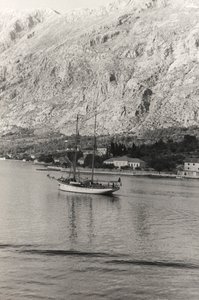 Plachetnice vévody z Aosty u pobřeží Kotoru, Chorvatsko, z alba "Korfu, Atény a Kotorský záliv od Vincenzo Balocchi