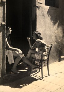 Dvě dívky sedící na zápraží. Pohlednice zaslaná fotografem Vincenzovi Balocchimu. od Vincenzo Balocchi