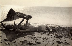 Dvě ženy ležící na břehu moře ve stínu ručníku. Pohlednice zaslaná fotografem Vincenzovi Balocchimu. od Vincenzo Balocchi
