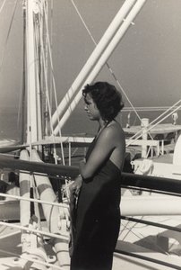 Žena na palubě výletní lodi "Oceania", z alba "At the Edge of Oceania 28th July to 10th August 1935".