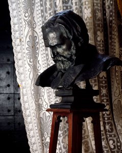 Bronzová busta Giuseppe Verdiho (Le Roncole di Busseto 1813-Milán)