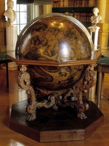 Nebeský glóbus Coronelli k poledníku Gatellier. Tento glóbus vyrobil františkánský mnich Vincenzo Coronelli (1650-1718). Institut de France v Paříži.