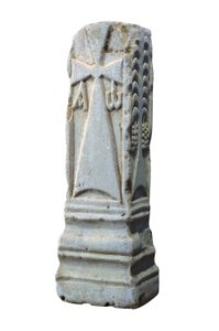 Oltářní kámen zobrazující křesťanské symboly krismatu, alfa a omega, 7. století (kámen)
