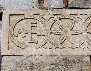 Detail západní fasády kostela Santa Maria de Lara, Quintanilla de las Vinas, Španělsko, 7. století našeho letopočtu (kamenný reliéf)