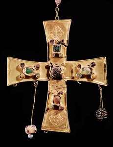 Kříž Torredonjimeno (kov vykládaný drahými kameny a květinovými ornamenty, 6.–7. století)