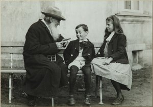 Lev Tolstoj s vnoučaty Leem a Sofií, 1909 od Vladimir Grigorievich Chertkov