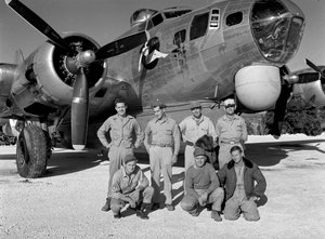 Posádka B-17 během výcviku na letecké průzkumné mise za druhé světové války