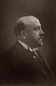 ""Alexander Campbell Mackenzie (1847-1935) skotský skladatel a dirigent. Ředitel Královské hudební akademie v Londýně (1887-1924). (woodburytype)