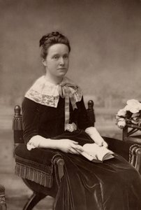 ""Millicent Fawcett (nar. Garrett - 1947-1929) anglická feministka, 50 let vůdkyně hnutí za volební právo žen. Sestra průkopnické lékařky Elizabeth Garrett Anderson; manželka Henryho Fawcetta, slepého radikálního politika (woodburytype