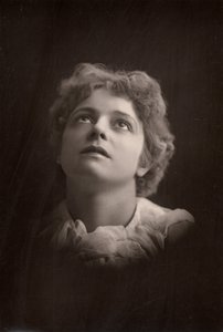""Olga Brandon (nar. 1865) herečka australského původu. (woodburytype)