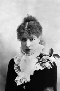 Herečka Sarah Bernhardtová (1844-1923) jako Marguerite Gautierová ve hře Alexandra Dumase "La dame aux Camelias" z roku 1880. od W. and D. Downey