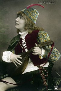 Henriette Rosine Bernard alias Sarah Bernhardt (1844-1923), v roli trubadúra Zanetta, hrající na loutnu ve hře Françoise Coppéeho „Le passer“. (fotografie)