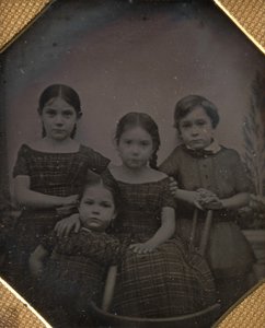 Děti profesora Schneidera, asi 1842. Tvůrci: W. & F. Langenheim, William Langenheim. od William and Frederick Langenheim