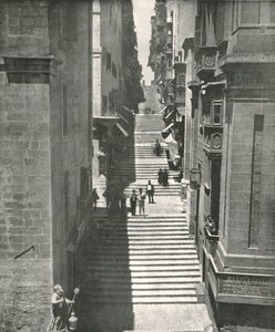 Strmá ulice ve Vallettě, Malta, 1895. od W and S Ltd