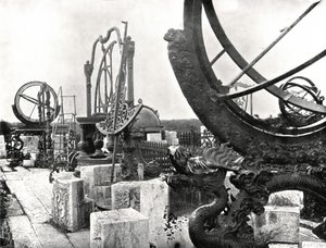 Některé nástroje na vrcholu observatoře, Pekin, Čína, 1895. od W and S Ltd