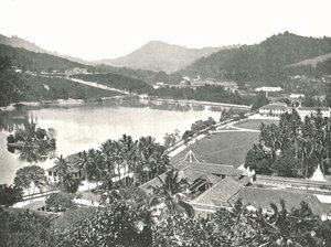 Pohled z Lady Hortons Walk, Kandy, Ceylon, 1895. od W and S Ltd