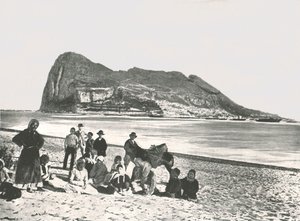 Pohled na skálu z moře, Gibraltar, 1895. od W and S Ltd