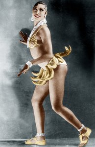 Josephine Baker (1906-1975) v Folies Bergere v Paříži s pásem banánů
