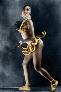 Josephine Baker (1906-1975) v roce 1925 v Revue Negre v Theater des Champs-Elysees (Champs Elysees) se svým banánovým pásem. Fotografie Luciena Waleryho (1863-1935).