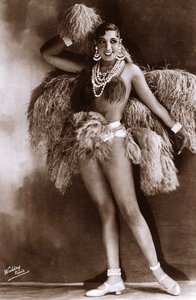 Josephine Baker kolem roku 1927 (černobílá fotografie)
