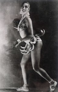Josephine Baker oblečená s pásem banánů. Fotografie Luciena Waleryho (1863-1935).